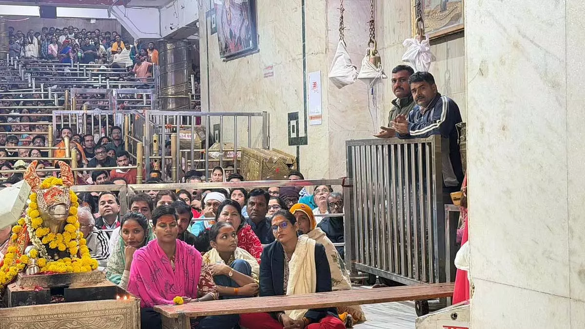 MP : वर्ल्ड कप विनर दीप्ति शर्मा ने उज्जैन के महाकालेश्वर मंदिर में पूजा-अर्चना की MP : वर्ल्ड कप विनर दीप्ति शर्मा ने उज्जैन के महाकालेश्वर मंदिर में पूजा-अर्चना की