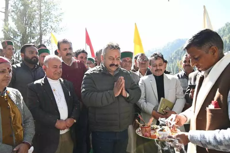 Rohit Thakur ने टिक्कर में 7 करोड़ रुपये की सड़क परियोजना का शिलान्यास किया Rohit Thakur ने टिक्कर में 7 करोड़ रुपये की सड़क परियोजना का शिलान्यास किया