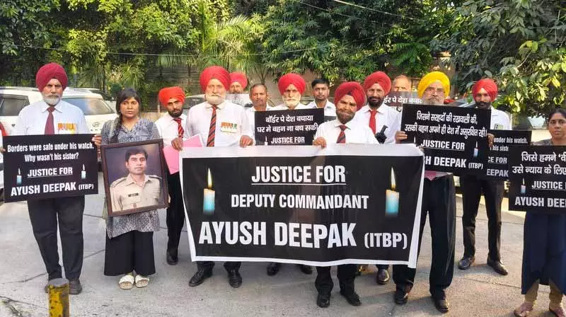 पूर्व सीएपीएफ कर्मियों ने आत्महत्या करने वाले ITBP के उप कमांडेंट के लिए न्याय की मांग की पूर्व सीएपीएफ कर्मियों ने आत्महत्या करने वाले ITBP के उप कमांडेंट के लिए न्याय की मांग की