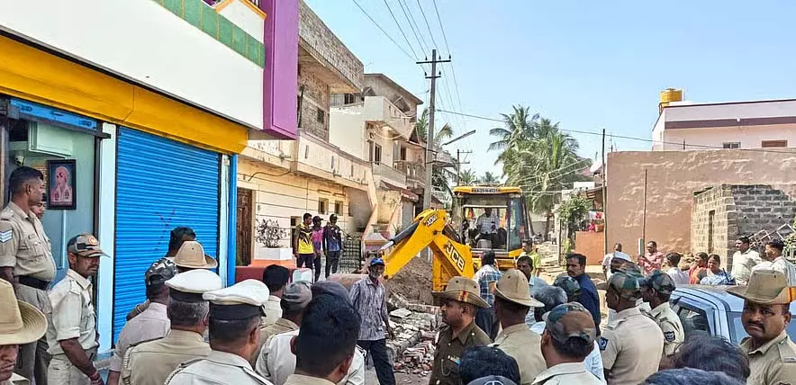 Kerala : टाउन पंचायत ने सड़क पर हुए अतिक्रमण को हटाया Kerala : टाउन पंचायत ने सड़क पर हुए अतिक्रमण को हटाया