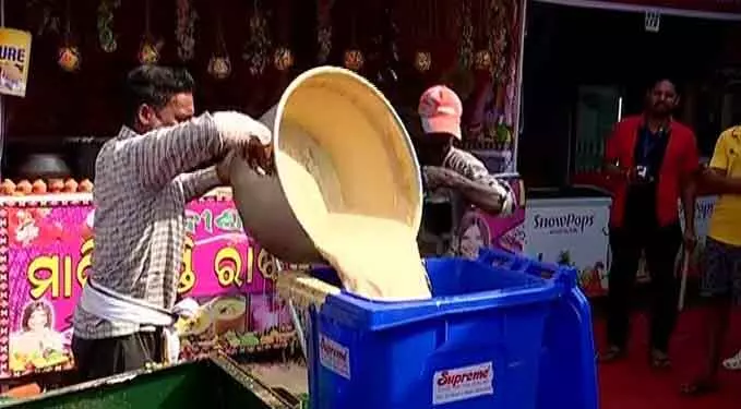 कटक बालीयात्रा: खाद्य सुरक्षा छापे में 50+ स्टॉल्स जांचे, एक सील कटक बालीयात्रा: खाद्य सुरक्षा छापे में 50+ स्टॉल्स जांचे, एक सील
