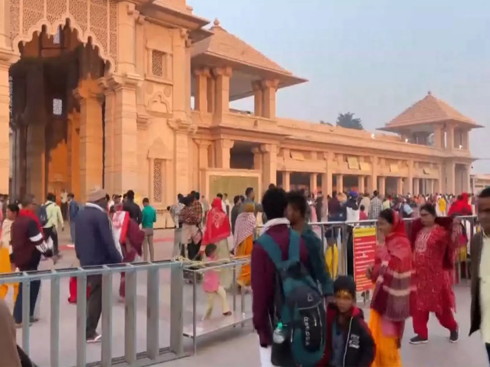 उत्तर प्रदेश: 25 November को होने वाले ध्वजारोहण समारोह से पहले श्री राम जन्मभूमि मंदिर में उमड़े श्रद्धालु उत्तर प्रदेश: 25 November को होने वाले ध्वजारोहण समारोह से पहले श्री राम जन्मभूमि मंदिर में उमड़े श्रद्धालु