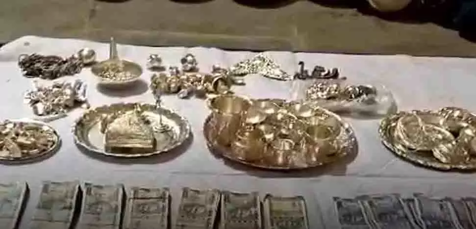 ज्वेलरी शॉप वारदात में खुलासा, 8 चोर गिरफ्तार ज्वेलरी शॉप वारदात में खुलासा, 8 चोर गिरफ्तार