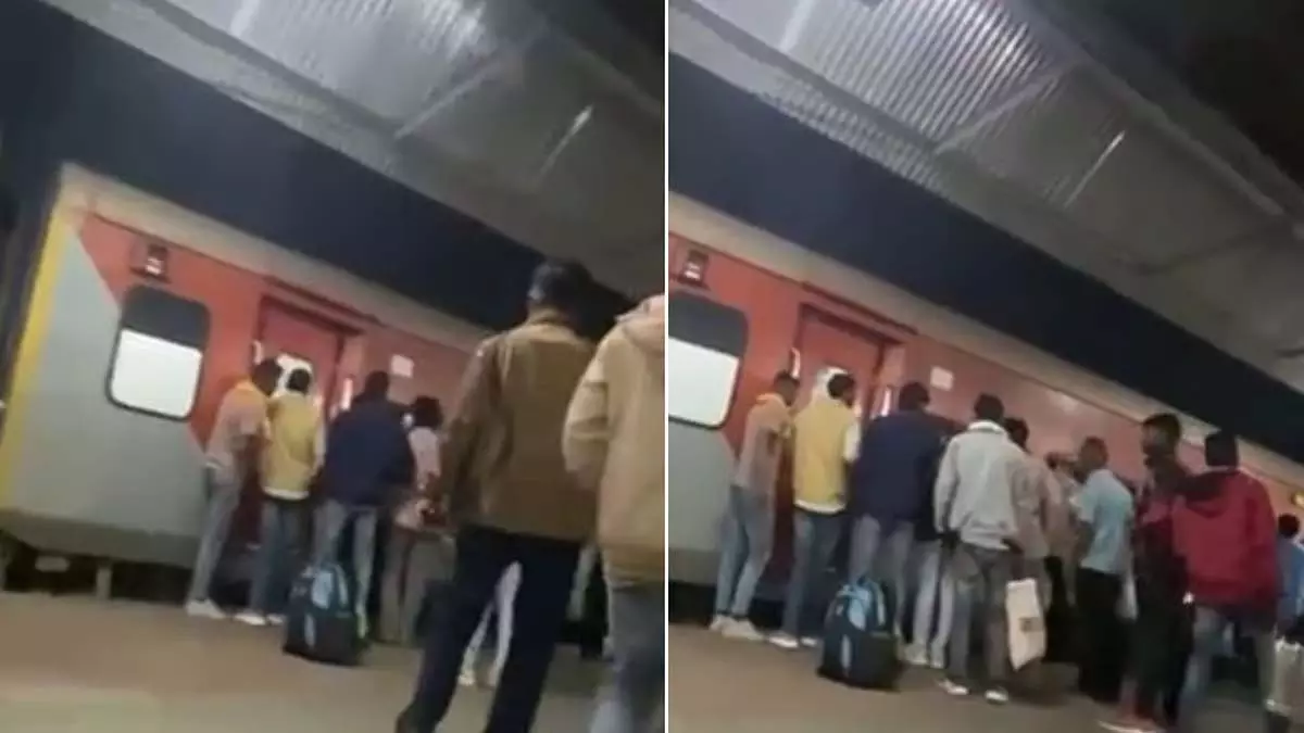 जबलपुर रेलवे स्टेशन पर समोसे वाले ने यात्री पर हमला किया; गिरफ्तार जबलपुर रेलवे स्टेशन पर समोसे वाले ने यात्री पर हमला किया; गिरफ्तार