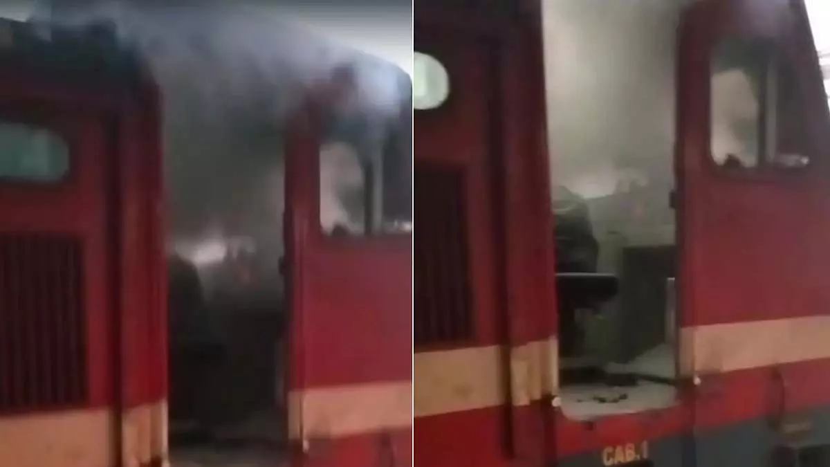 MP : भोपाल सुपरफास्ट ट्रेन के इंजन में आग लगने से यात्रियों में दहशत फैल गई MP : भोपाल सुपरफास्ट ट्रेन के इंजन में आग लगने से यात्रियों में दहशत फैल गई