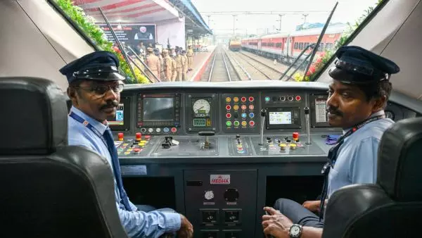 Kerala : मलयाली लोको पायलटों ने एर्नाकुलम से बेंगलुरु तक वंदे भारत का भव्य शुभारंभ किया Kerala : मलयाली लोको पायलटों ने एर्नाकुलम से बेंगलुरु तक वंदे भारत का भव्य शुभारंभ किया