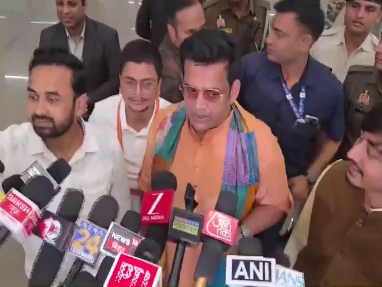 भाजपा सांसद रवि किशन ने महागठबंधन पर निशाना साधा भाजपा सांसद रवि किशन ने महागठबंधन पर निशाना साधा
