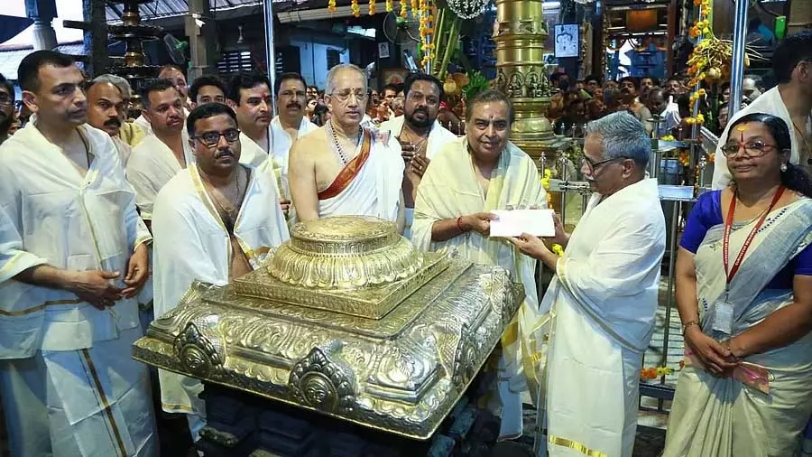 Mukesh अंबानी ने गुरुवायूर मंदिर का दौरा किया, प्रस्तावित अस्पताल के लिए 15 करोड़ दान किए Mukesh अंबानी ने गुरुवायूर मंदिर का दौरा किया, प्रस्तावित अस्पताल के लिए 15 करोड़ दान किए