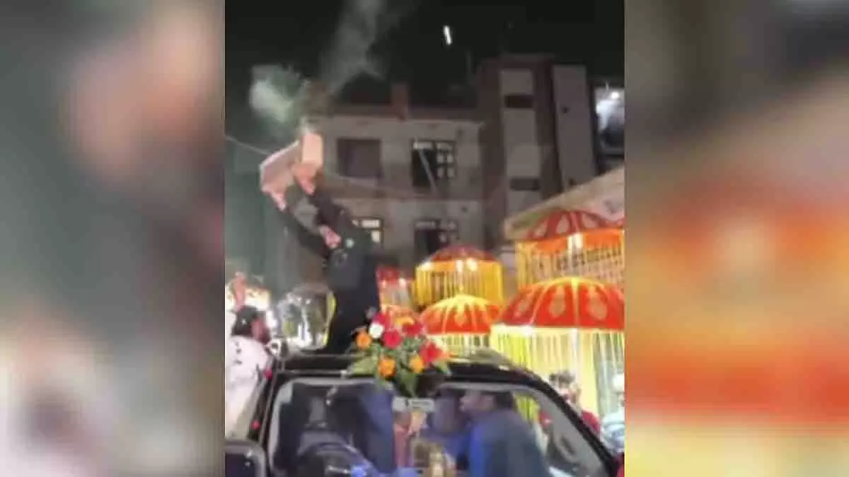 Delhi में शादी में अफरा-तफरी, कार की सनरूफ से पटाखे फोड़े गए Delhi में शादी में अफरा-तफरी, कार की सनरूफ से पटाखे फोड़े गए