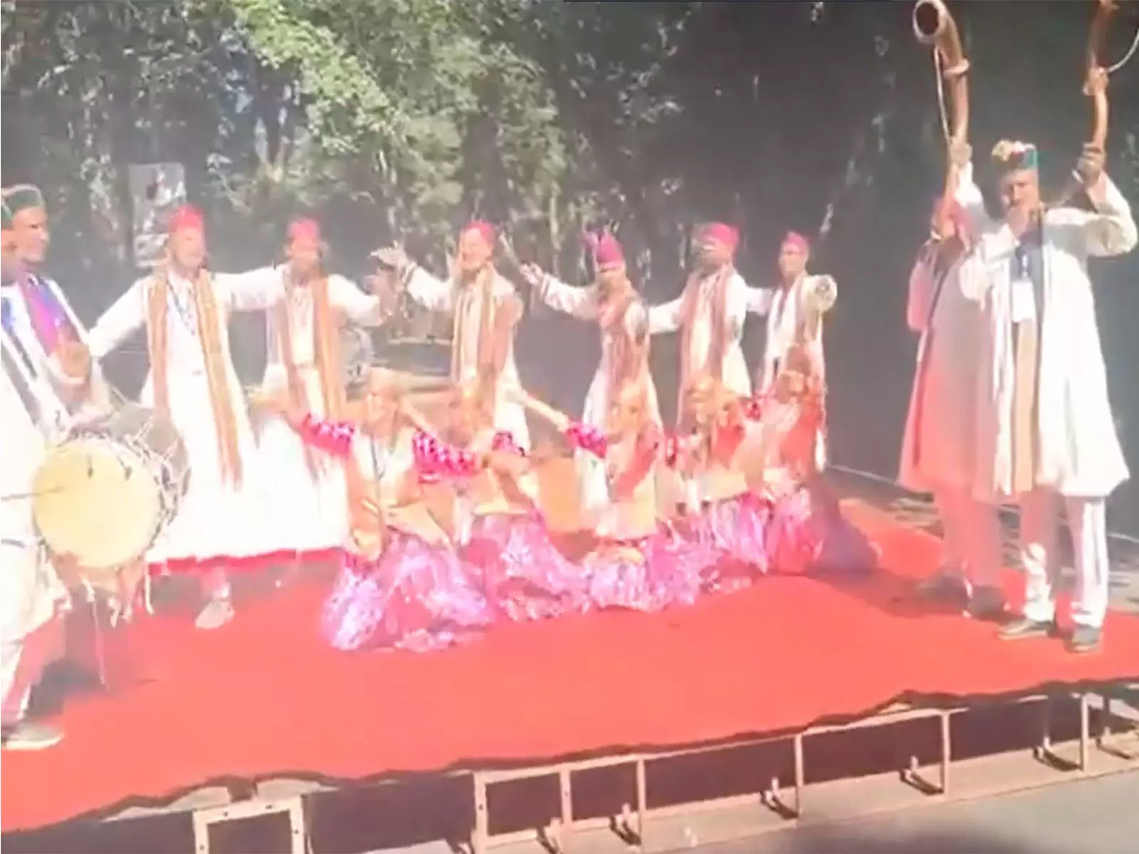 उत्तराखंड रजत जयंती: CM धामी और लोग पारंपरिक ढोल-नगाड़ों के साथ PM मोदी के स्वागत के लिए तैयार उत्तराखंड रजत जयंती: CM धामी और लोग पारंपरिक ढोल-नगाड़ों के साथ PM मोदी के स्वागत के लिए तैयार