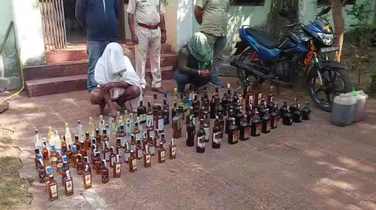 Odisha: बारीपदा में नकली विदेशी शराब का रैकेट पकड़ा Odisha: बारीपदा में नकली विदेशी शराब का रैकेट पकड़ा