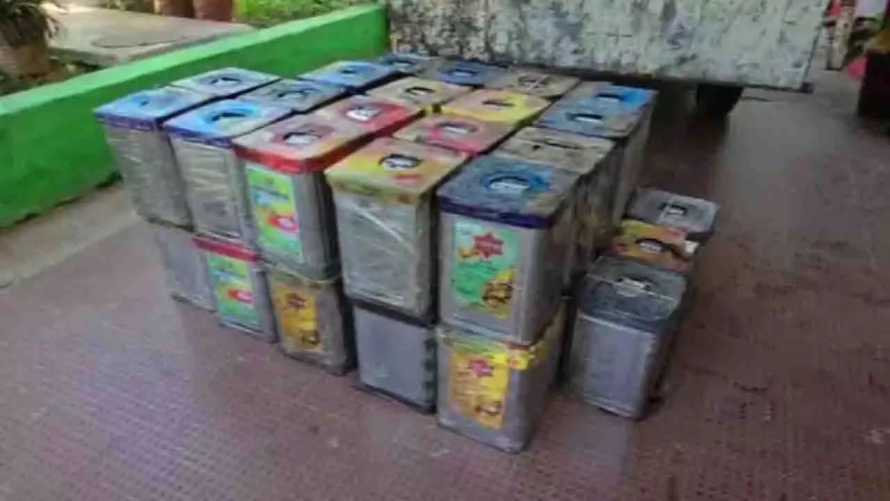 Odisha के बोलनगीर में चोरी हुए 150 टिन खाद्य तेल जब्त, छह हिरासत में Odisha के बोलनगीर में चोरी हुए 150 टिन खाद्य तेल जब्त, छह हिरासत में