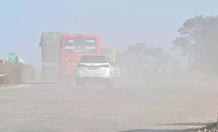 गड्ढों वाली सड़क की मरम्मत में लापरवाही; सांस की समस्याएँ बढ़ीं गड्ढों वाली सड़क की मरम्मत में लापरवाही; सांस की समस्याएँ बढ़ीं