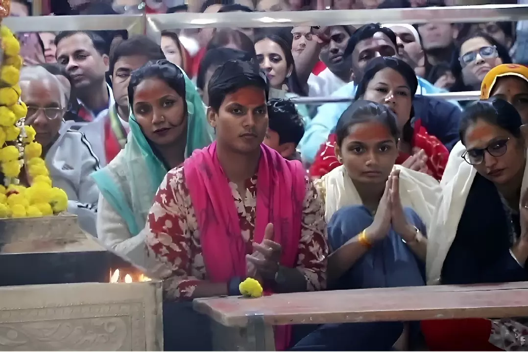 Deepti Sharma ने उज्जैन के महाकालेश्वर मंदिर का दौरा किया, भस्म आरती में शामिल हुईं Deepti Sharma ने उज्जैन के महाकालेश्वर मंदिर का दौरा किया, भस्म आरती में शामिल हुईं