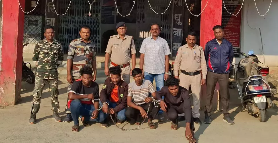 प्रेमी के सामने प्रेमिका का गैंगरेप, 4 दरिंदे अरेस्ट प्रेमी के सामने प्रेमिका का गैंगरेप, 4 दरिंदे अरेस्ट