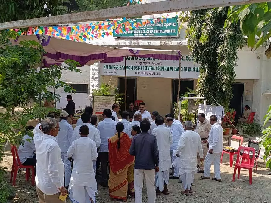 कलबुर्गी-यादगिरी DCC बैंक चुनाव: 9 निर्वाचन क्षेत्रों में सीधा मुकाबला कलबुर्गी-यादगिरी DCC बैंक चुनाव: 9 निर्वाचन क्षेत्रों में सीधा मुकाबला
