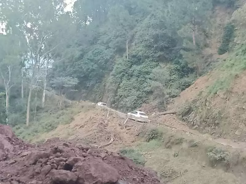Himachal: धन की देरी से अर्की की सड़कें टूटने के कगार पर Himachal: धन की देरी से अर्की की सड़कें टूटने के कगार पर