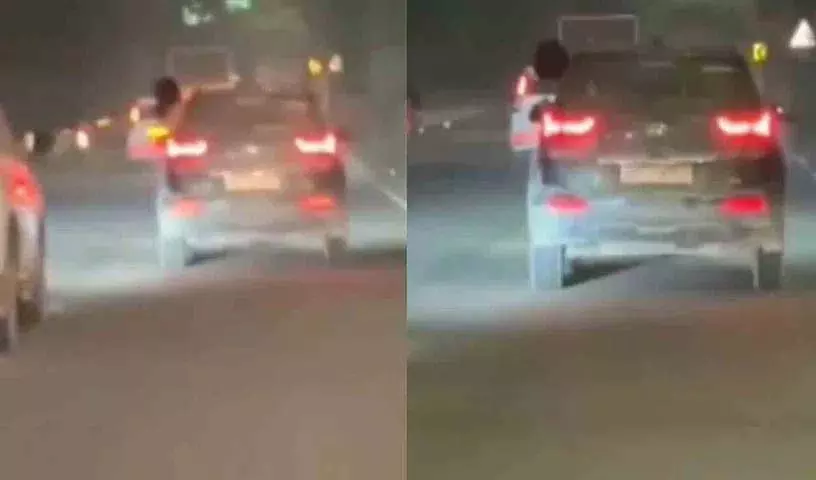 Lucknow में चलती कार में स्टंट करती नग्न महिला Lucknow में चलती कार में स्टंट करती नग्न महिला