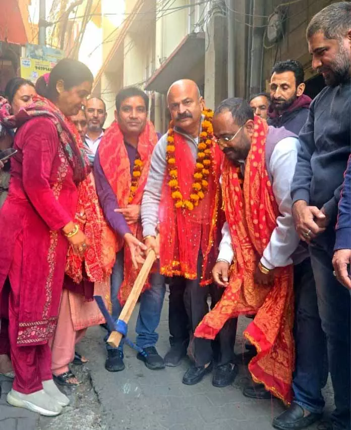 JAMMU: सेठी ने किया गली-नाली निर्माण कार्य का उद्घाटन JAMMU: सेठी ने किया गली-नाली निर्माण कार्य का उद्घाटन