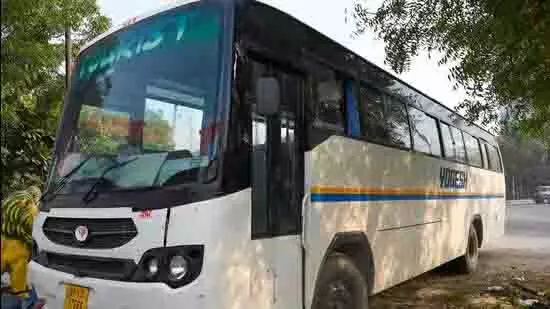 Noida में बस की चपेट में आने से 19 वर्षीय युवती की मौत Noida में बस की चपेट में आने से 19 वर्षीय युवती की मौत