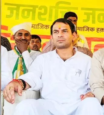 क्या तेजप्रताप अकेले ही हल चला रहे हैं या बड़ी राजनीतिक महत्वाकांक्षा के लिए जमीन तैयार कर रहे हैं क्या तेजप्रताप अकेले ही हल चला रहे हैं या बड़ी राजनीतिक महत्वाकांक्षा के लिए जमीन तैयार कर रहे हैं