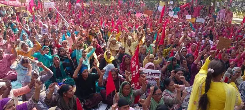 ASHA, मिड-डे मील और अन्य मानदेय कर्मचारियों ने अधूरे वादों के खिलाफ तरनतारन में किया प्रदर्शन ASHA, मिड-डे मील और अन्य मानदेय कर्मचारियों ने अधूरे वादों के खिलाफ तरनतारन में किया प्रदर्शन