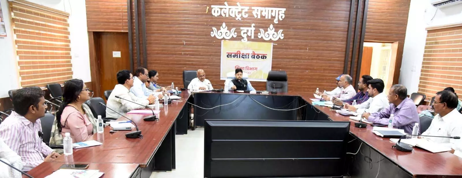 कलेक्टर अभिजीत सिंह ने विद्यार्थियों के आधार कार्ड व जाति प्रमाण पत्र निर्माण की समीक्षा की कलेक्टर अभिजीत सिंह ने विद्यार्थियों के आधार कार्ड व जाति प्रमाण पत्र निर्माण की समीक्षा की