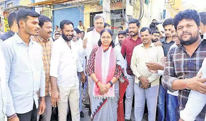 BRS नेता जो बस्तियों के हर मतदाता तक पहुँच चुके BRS नेता जो बस्तियों के हर मतदाता तक पहुँच चुके