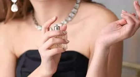 परफ्यूम हमेशा कलाई, गर्दन या कान के पीछे ही क्यों लगाया जाता है? जानिए वजह परफ्यूम हमेशा कलाई, गर्दन या कान के पीछे ही क्यों लगाया जाता है? जानिए वजह