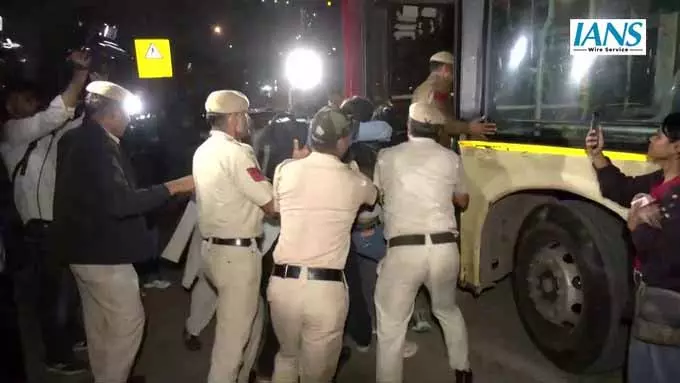 बढ़ते वायु प्रदूषण पर India Gate पर प्रदर्शन, पुलिस ने दर्जनों प्रदर्शनकारियों को किया गिरफ्तार बढ़ते वायु प्रदूषण पर India Gate पर प्रदर्शन, पुलिस ने दर्जनों प्रदर्शनकारियों को किया गिरफ्तार