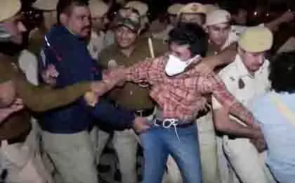 Delhi पुलिस ने इंडिया गेट प्रदर्शनकारियों को हिरासत में लिया Delhi पुलिस ने इंडिया गेट प्रदर्शनकारियों को हिरासत में लिया