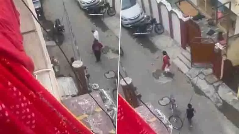 Varanasi में शादी की मांग पर महिला पर लाठीचार्ज Varanasi में शादी की मांग पर महिला पर लाठीचार्ज