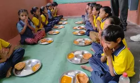 पीएम पोषण आहार योजना: बच्चों को मिल रही पौष्टिक और स्वादिष्ट थाली पीएम पोषण आहार योजना: बच्चों को मिल रही पौष्टिक और स्वादिष्ट थाली