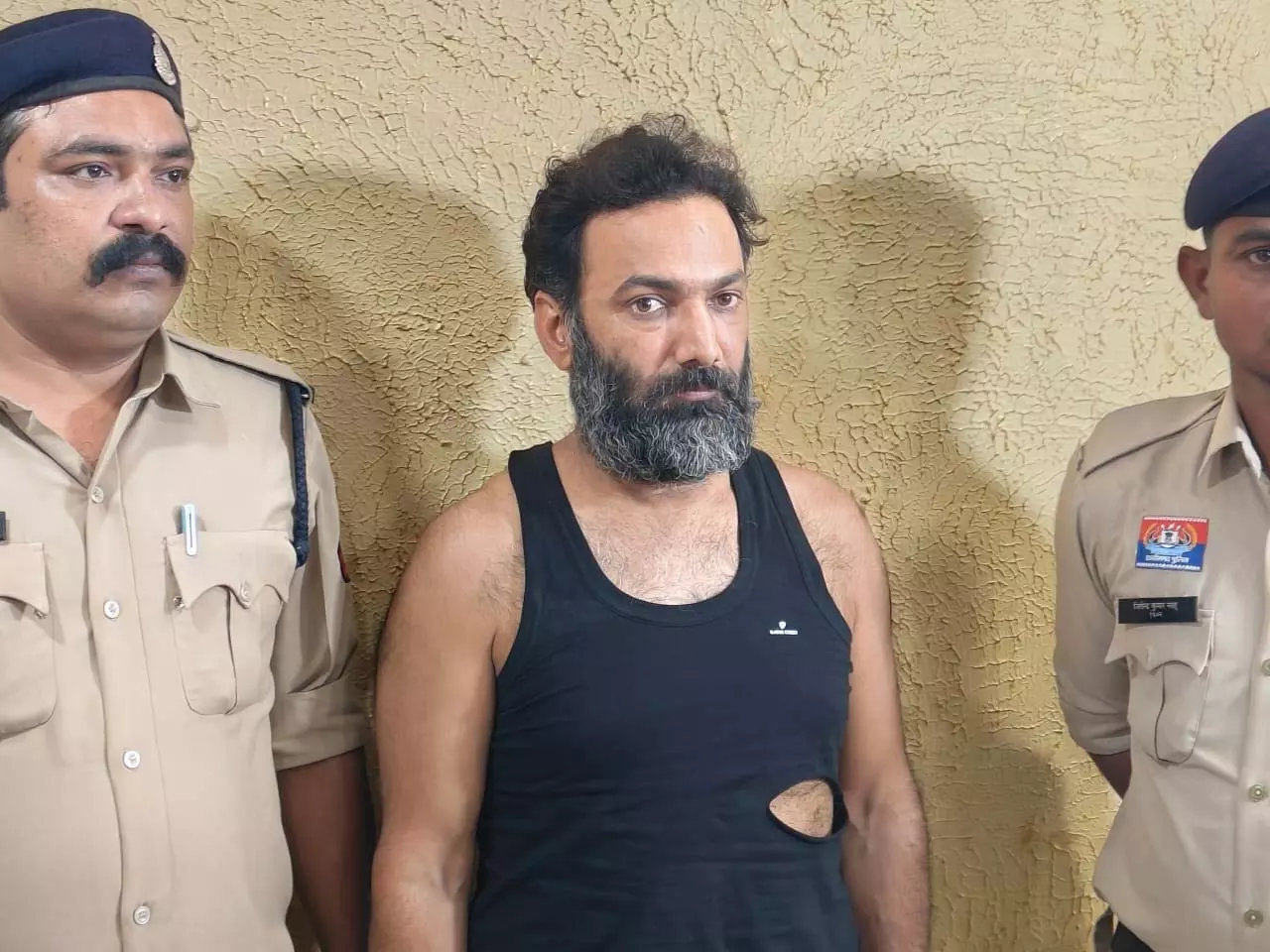 Raipur Breaking: फरार परदेशिया सूदखोर वीरेन्द्र तोमर को मिली एक दिन की पुलिस रिमांड Raipur Breaking: फरार परदेशिया सूदखोर वीरेन्द्र तोमर को मिली एक दिन की पुलिस रिमांड