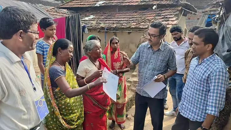 औद्योगिक शहरों में BLO धीमी गति से फॉर्म वितरण से जूझ रहे हैं औद्योगिक शहरों में BLO धीमी गति से फॉर्म वितरण से जूझ रहे हैं