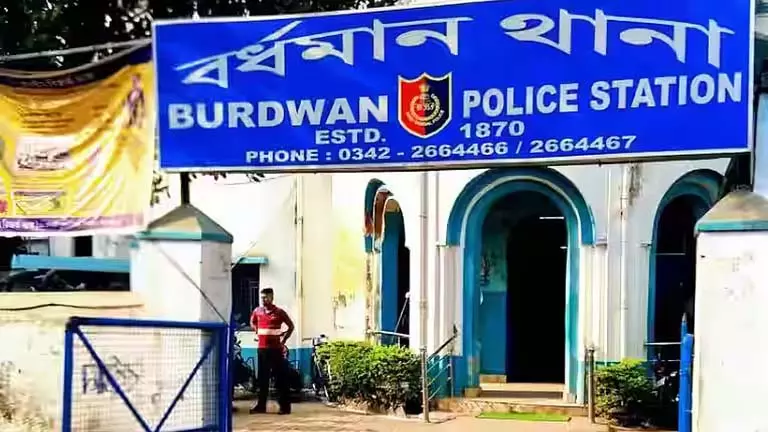 मुख्यमंत्री को बदनाम करने के आरोप में बर्दवान का युवक गिरफ्तार मुख्यमंत्री को बदनाम करने के आरोप में बर्दवान का युवक गिरफ्तार