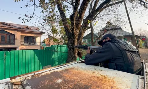 Jammu and Kashmir,पुलिस ने ओजीडब्ल्यू और मारे गए आतंकवादियों के घरों पर छापे मारे