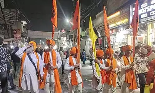 फर्रुखाबाद : गुरु नानक देव के 556वें प्रकाश पर्व पर निकाली शोभायात्रा फर्रुखाबाद : गुरु नानक देव के 556वें प्रकाश पर्व पर निकाली शोभायात्रा