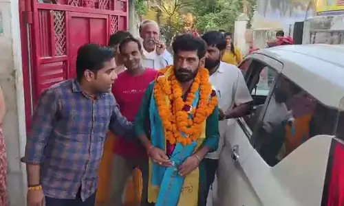 करोड़पति बने सब्जी वाले को आ रहे धमकी भरे कॉल, बंद करना पड़ा मोबाइल करोड़पति बने सब्जी वाले को आ रहे धमकी भरे कॉल, बंद करना पड़ा मोबाइल