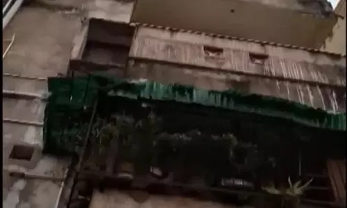 तीन लोगों की मौत: फ्लैट की बालकनी गिरने से हड़कंप, VIDEO