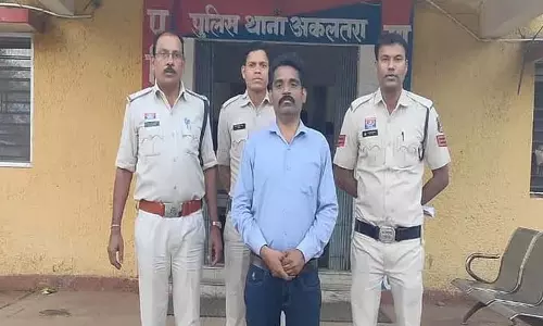 प्रधानपाठक के कॉल पर मिलने पहुंच गई महिला, छेड़छाड़ का शिकार प्रधानपाठक के कॉल पर मिलने पहुंच गई महिला, छेड़छाड़ का शिकार