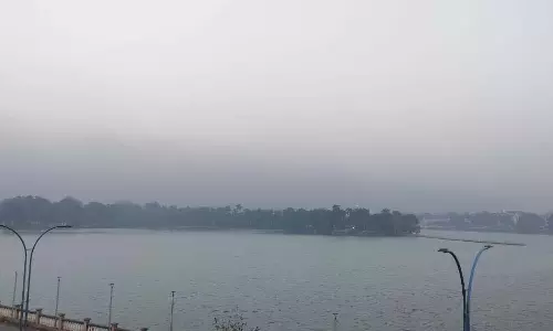 बूढ़ा तालाब कोहरे से ढका, शहर में ठंड की दस्तक