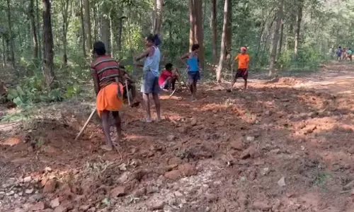 कचरा साबित हुआ सिस्टम : परेशानी किसी ने नहीं सुनी, ग्रामीणों ने खुद बना डाली 12 किलोमीटर सड़क कचरा साबित हुआ सिस्टम : परेशानी किसी ने नहीं सुनी, ग्रामीणों ने खुद बना डाली 12 किलोमीटर सड़क
