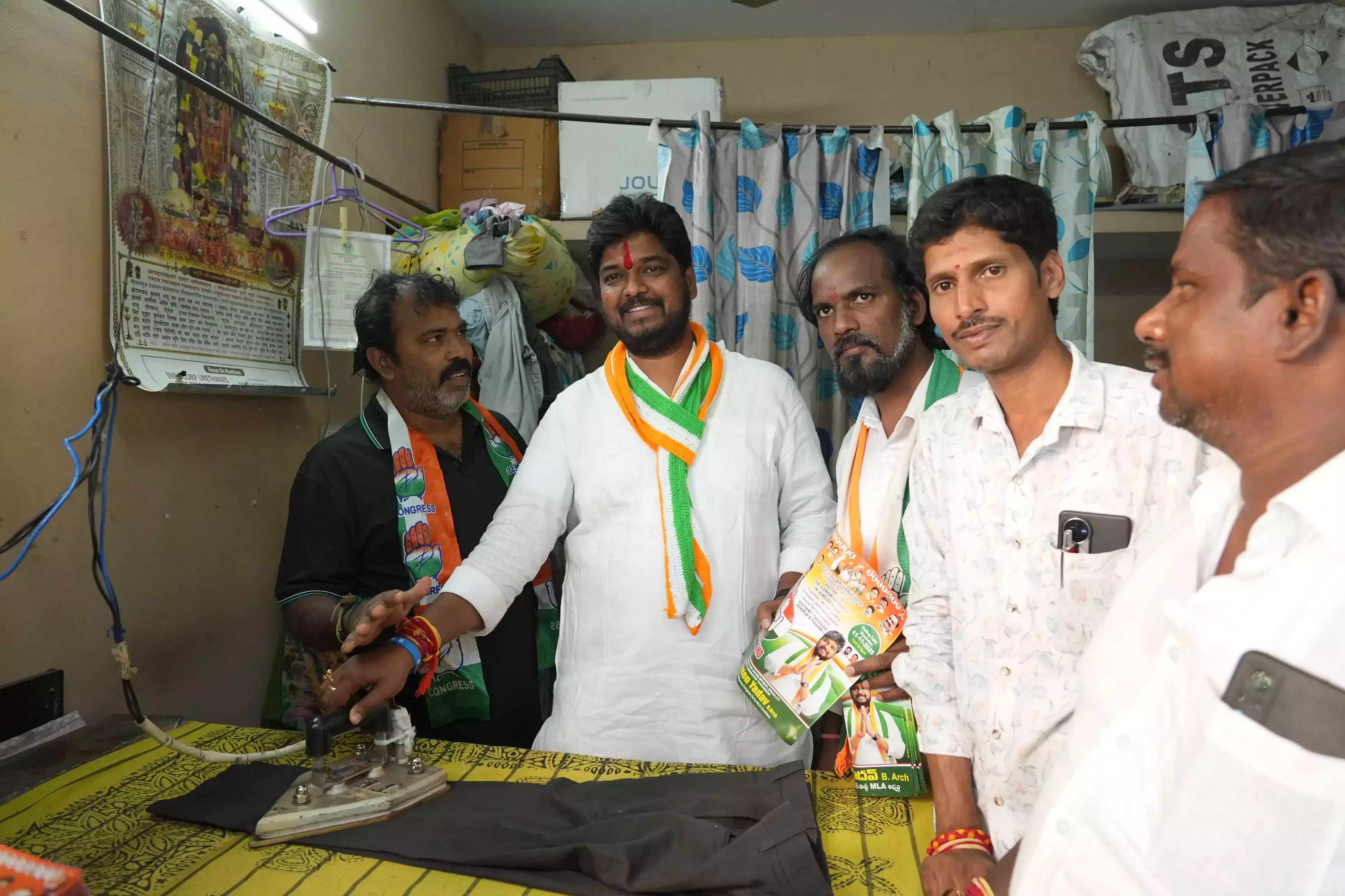 Congress के नवीन यादव ने एर्रागड्डा में डोर-टू-डोर अभियान का नेतृत्व किया
