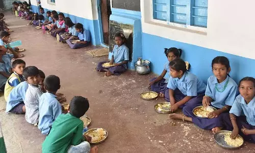 MP : स्कूल में बच्चों को अखबारों पर खाना खाते देखने के बाद स्टील की प्लेटें दी गई