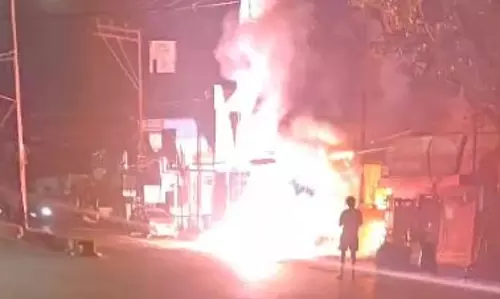 पुरानी बस्ती टीआई की तत्परता से टली बड़ी अनहोनी, फूल दुकान में लगी थी आग