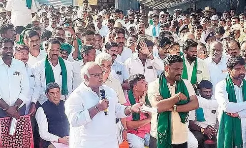 मंत्री शिवानंद पाटिल ने विरोध स्थल का दौरा किया: किसानों को मूल्य निर्धारण आदेश सौंपा गया मंत्री शिवानंद पाटिल ने विरोध स्थल का दौरा किया: किसानों को मूल्य निर्धारण आदेश सौंपा गया