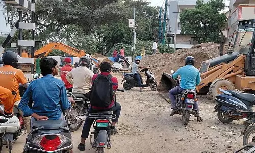 बंद सड़क पर ट्रैफिक: बिना वैकल्पिक रास्तों के रोज़ाना ट्रैफिक का नरक
