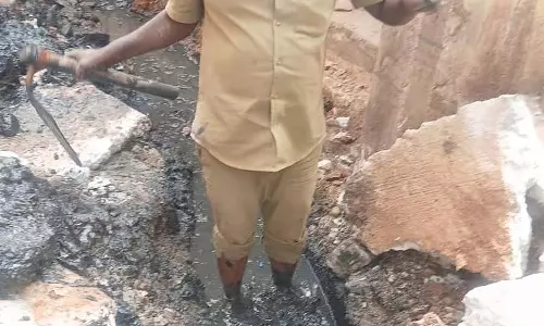 Doddaballapur : एक सरकारी कर्मचारी ने बिना सुरक्षित उपकरणों के नाली की सफाई की