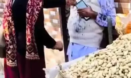 Dehra Gopipur में कोर्ट के बाहर महिला ने 82 वर्षीय व्यक्ति की पिटाई की Dehra Gopipur में कोर्ट के बाहर महिला ने 82 वर्षीय व्यक्ति की पिटाई की